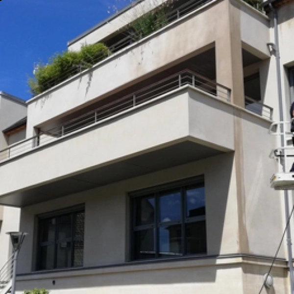 Traitement et lavage des façades sur un immeuble à Bayeux